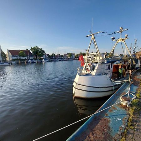 Hochwertige Ferienwohnung Direkt Am Wasser Mit Balkon Greifswald Exterior foto