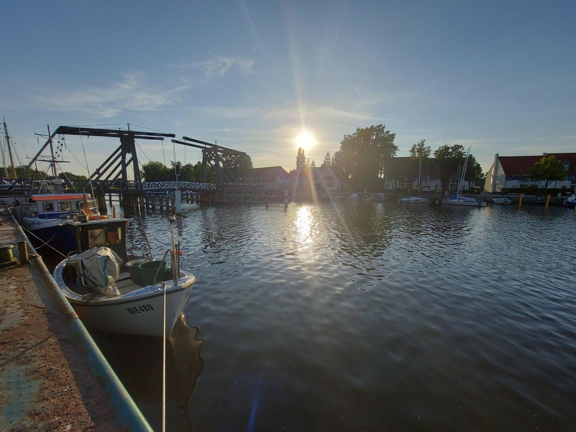 Hochwertige Ferienwohnung Direkt Am Wasser Mit Balkon Greifswald Exterior foto